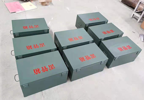 峨蔓镇炸药箱和雷管箱一般是怎么存放的？